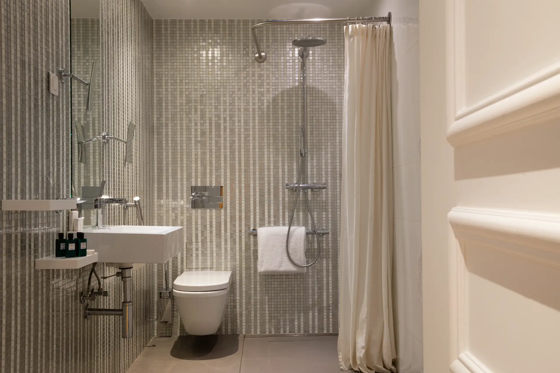 小型套房 - 露台 - 卫浴间