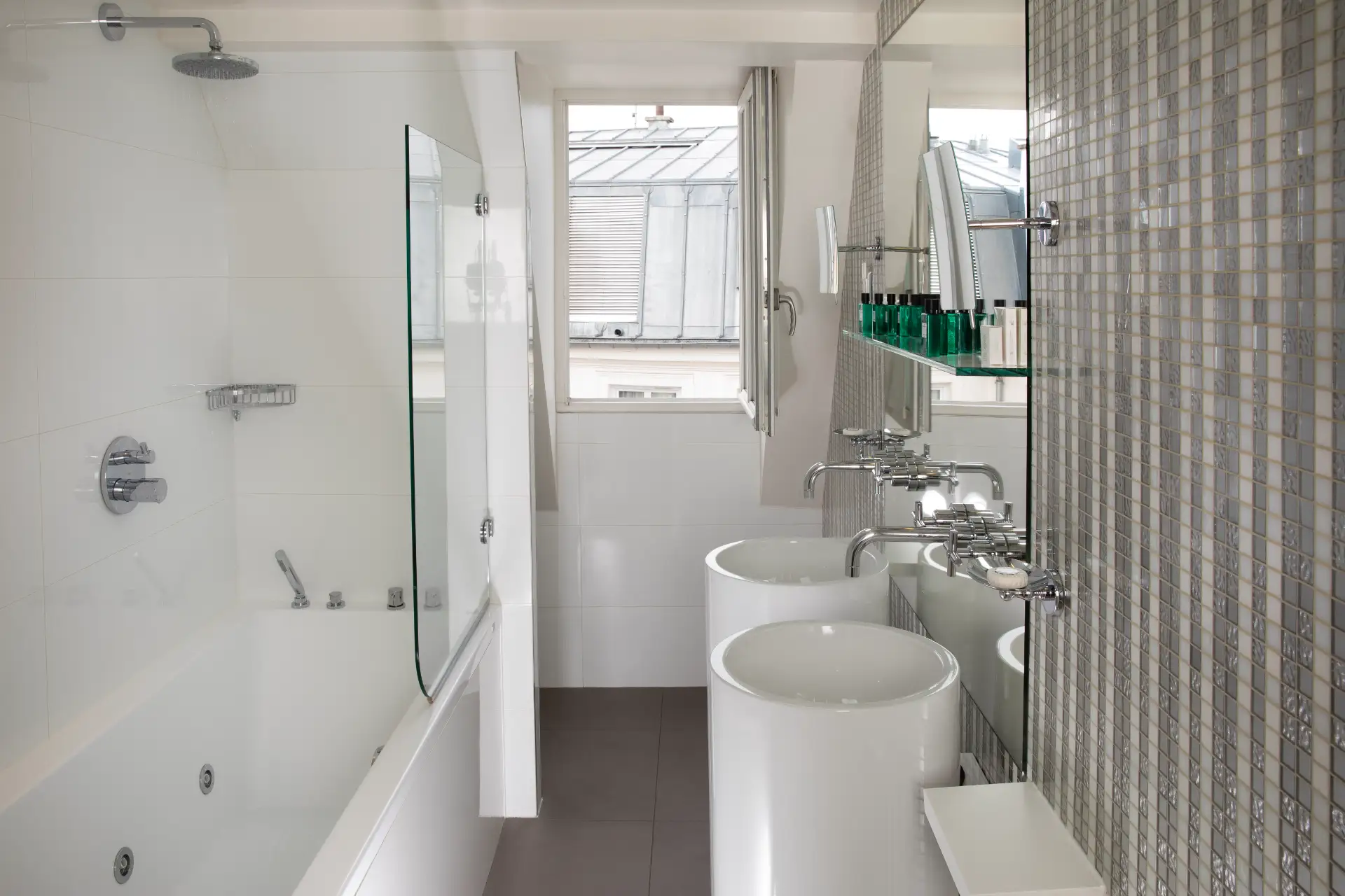 小型套房 - 浴室