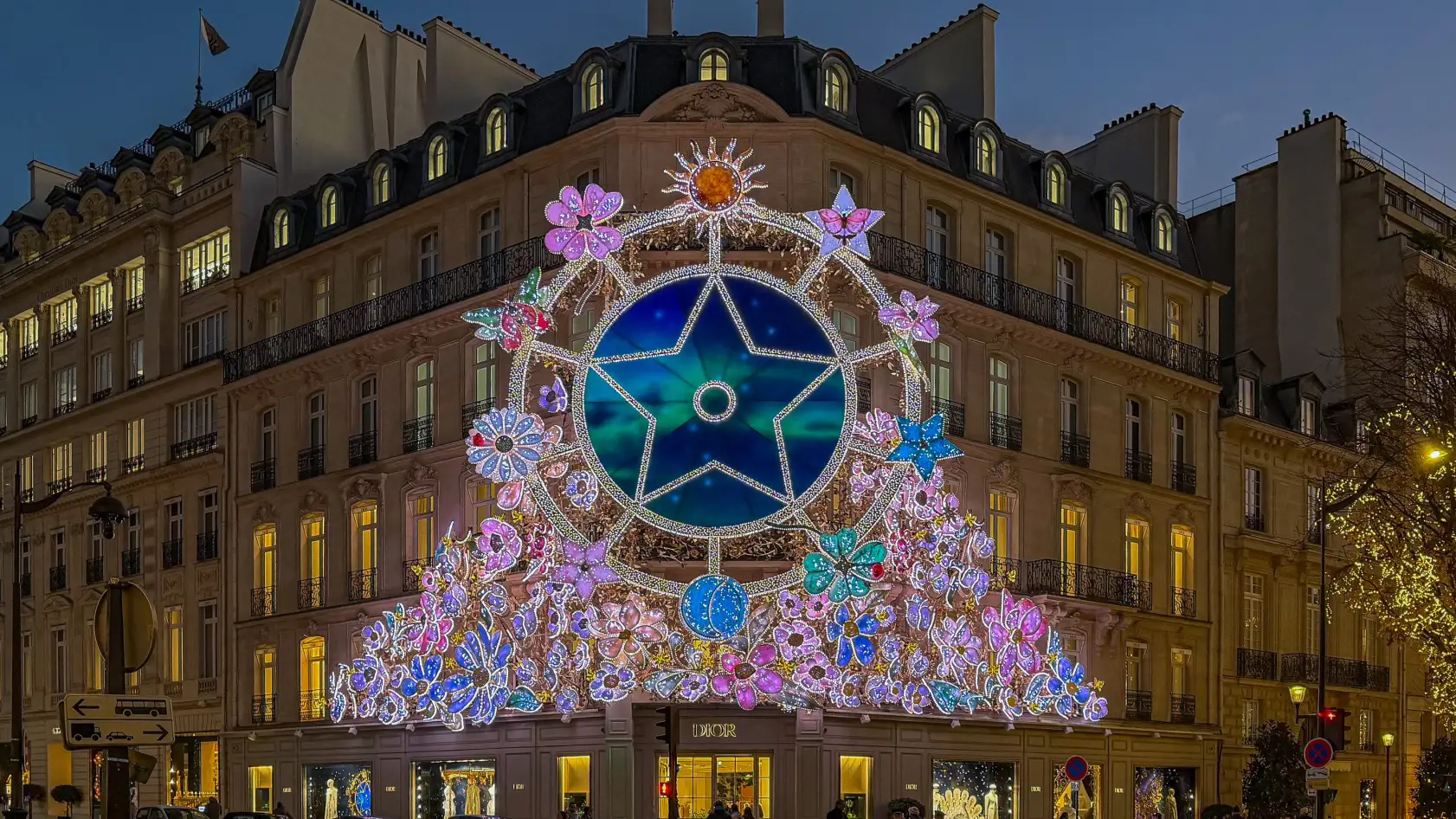 香榭丽舍大街和旺多姆广场的迷人灯光秀：2025 年圣诞节的奇幻景象 - 图片 3