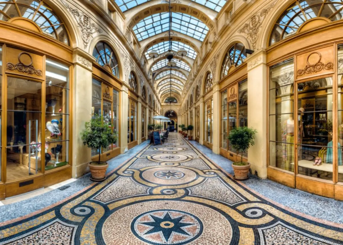 环绕大林荫大道的有盖通道：第九区的瑰宝