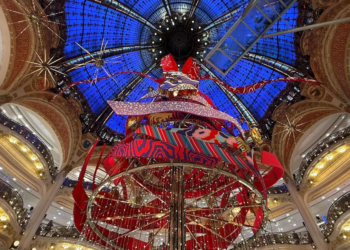 老佛爷百货：2025年圣诞节橱窗展示和穹顶下的巨型圣诞树