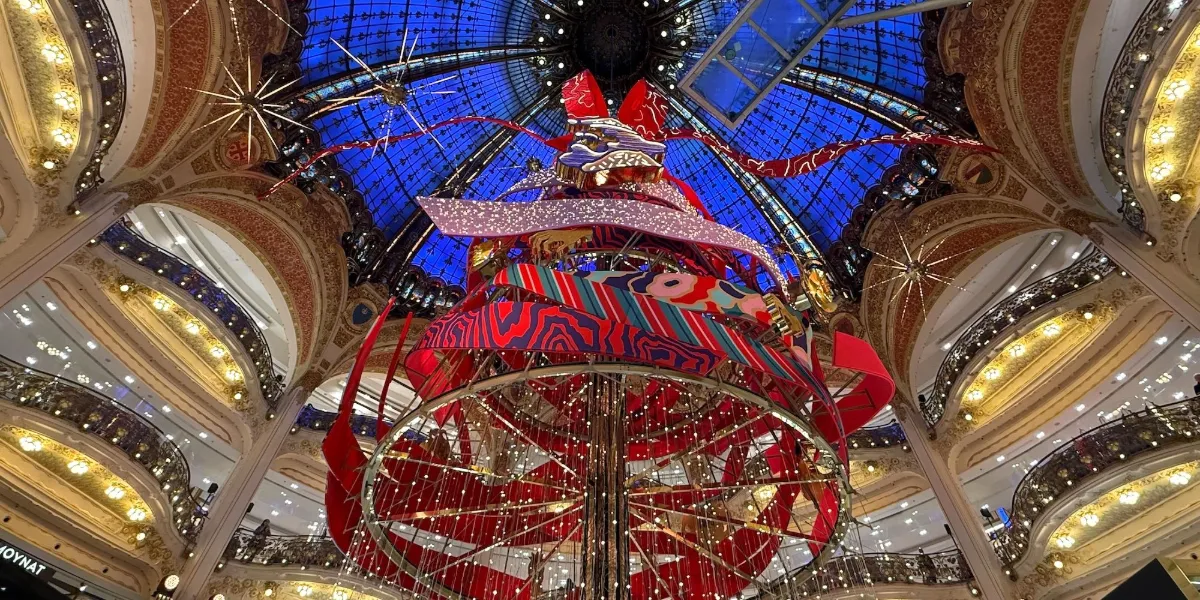 ギャラリー・ラファイエットのクリスマス2025｜パリ