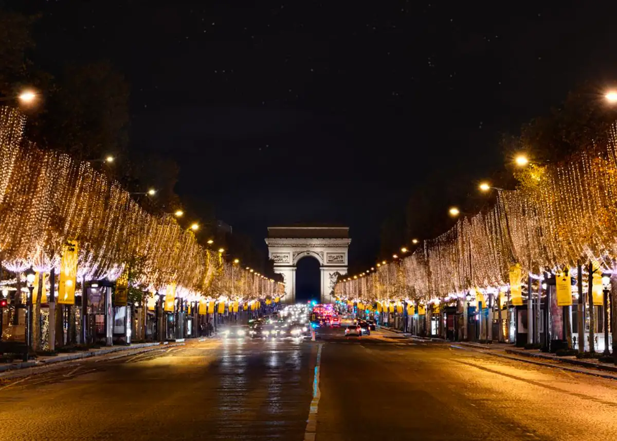香榭丽舍大街和旺多姆广场的迷人灯光秀：2025 年圣诞节的奇幻景象
