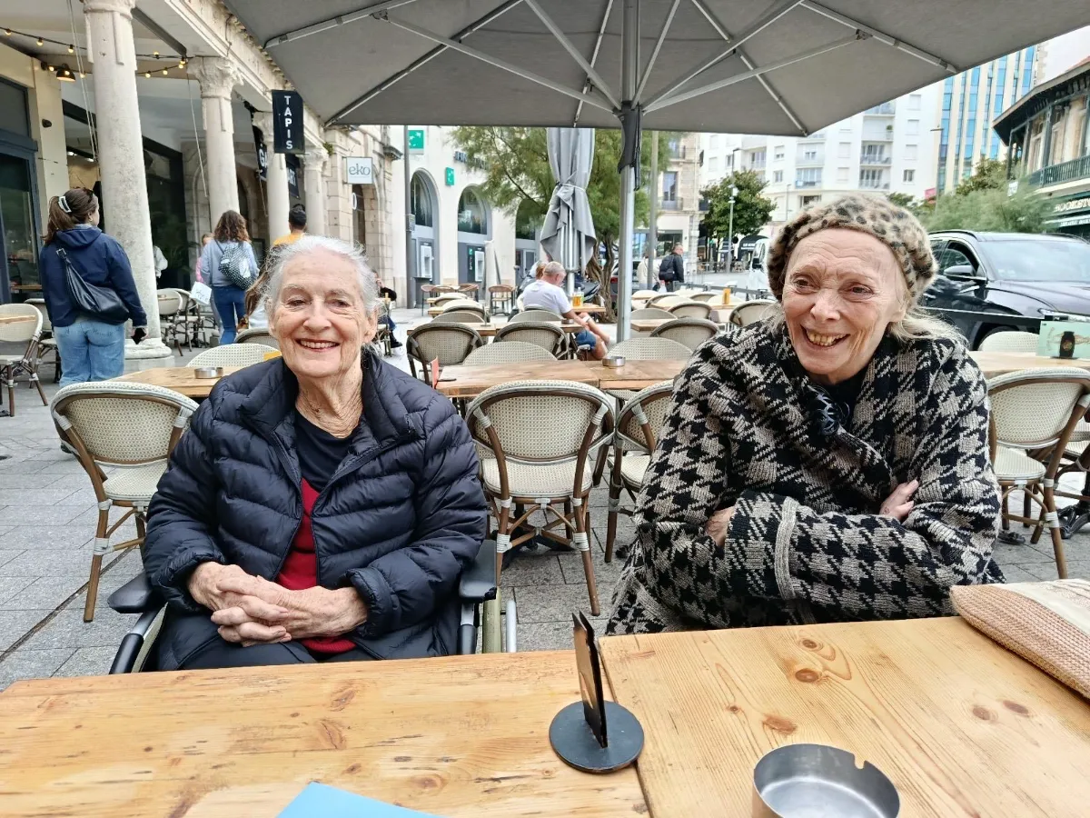 Un café en terrasse à Biarritz – Les plaisirs simples du quotidien