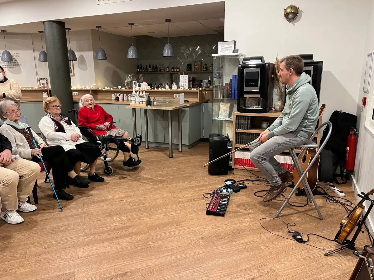 Nos résidents sur scène – Une représentation théâtrale avec l'association Lulue Lecture