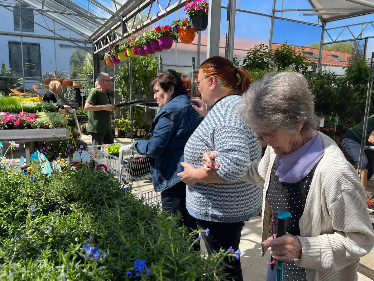 Jardinage en fleurs – Nos résidents embellissent le jardin du Parc d'Hiver