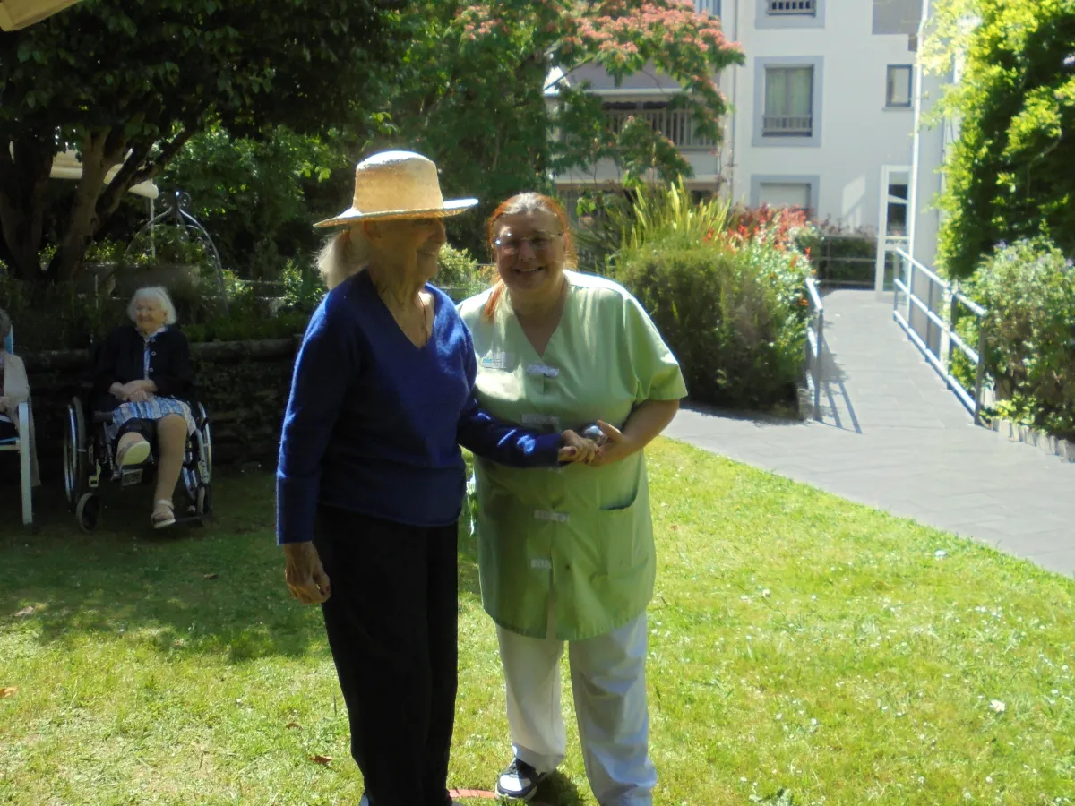 Après-midi pétanque dans le jardin – Adresse et convivialité sous le soleil d'août