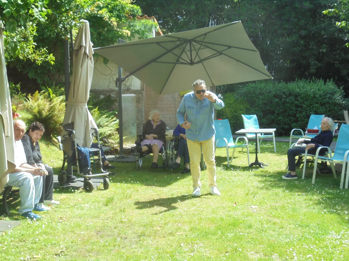 Après-midi pétanque dans le jardin – Adresse et convivialité sous le soleil d'août