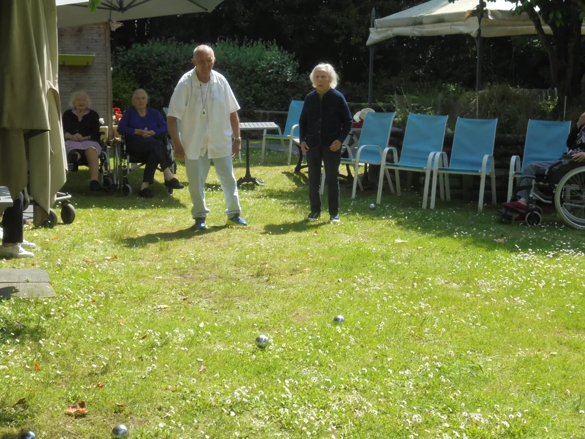 Après-midi pétanque dans le jardin – Adresse et convivialité sous le soleil d'août