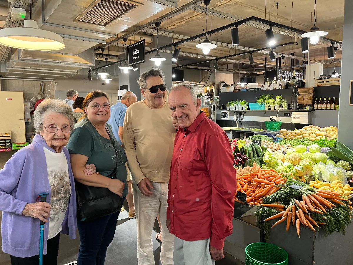 Visite aux Halles des 5 cantons – Marché, cerises et saucisson pour nos résidents