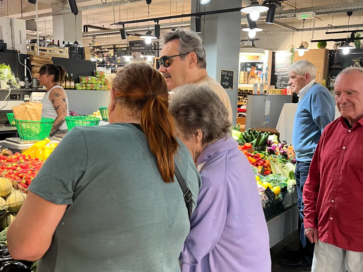Visite aux Halles des 5 cantons – Marché, cerises et saucisson pour nos résidents