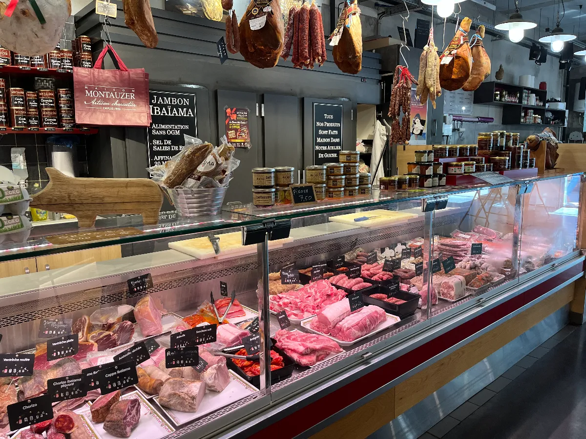 Visite aux Halles des 5 cantons – Marché, cerises et saucisson pour nos résidents