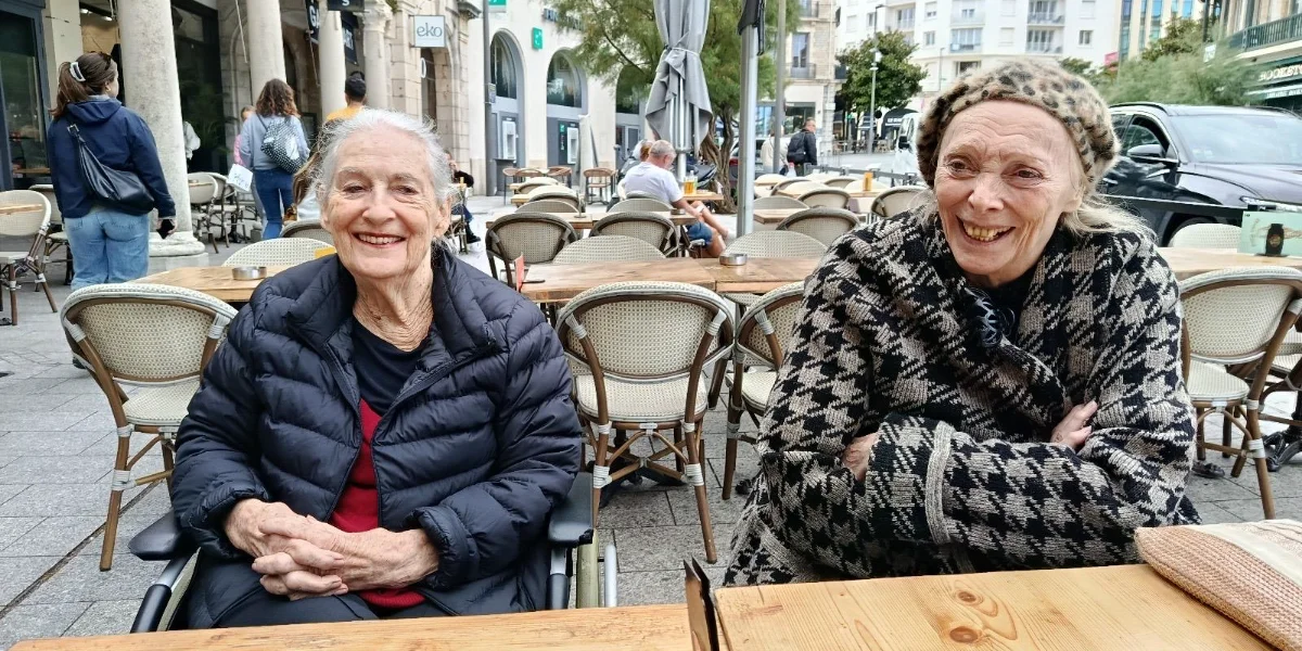 Un café en terrasse à Biarritz – Les plaisirs simples du quotidien