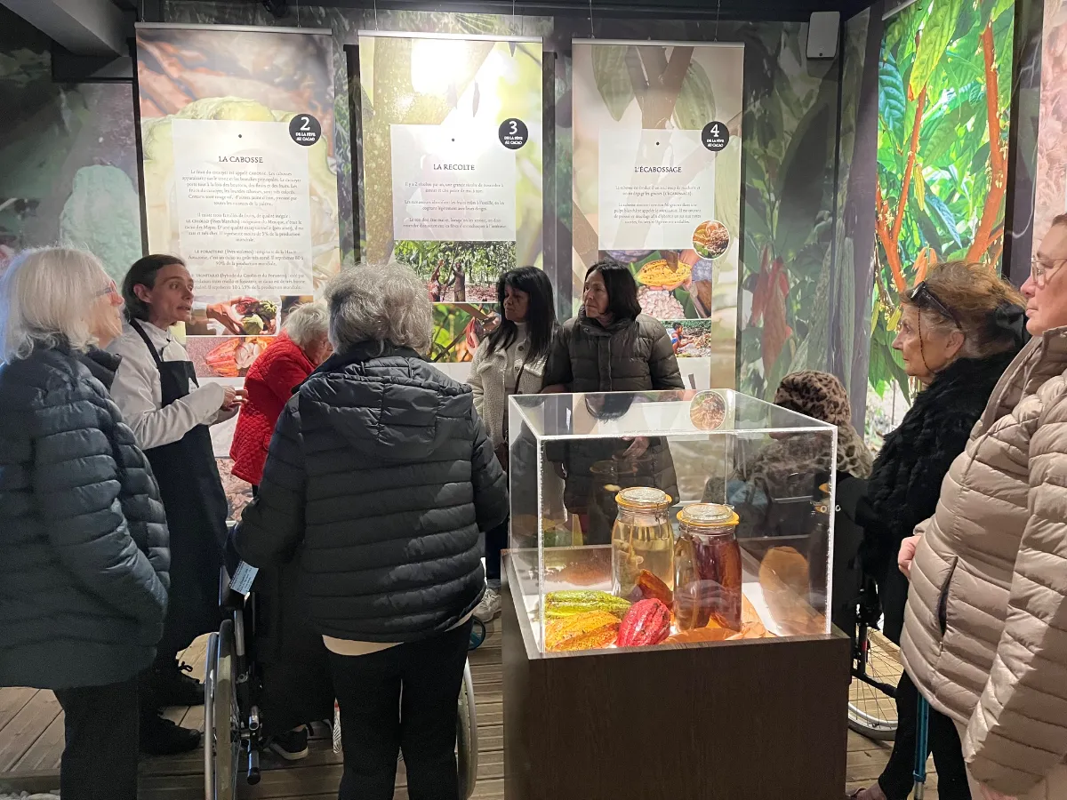 Visite et dégustation à l'Atelier du Chocolat – Une sortie gourmande pour nos résidents