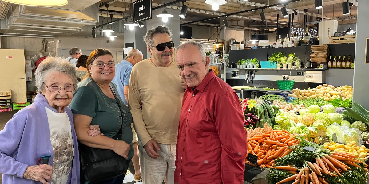 Visite aux Halles des 5 cantons – Marché, cerises et saucisson pour nos résidents