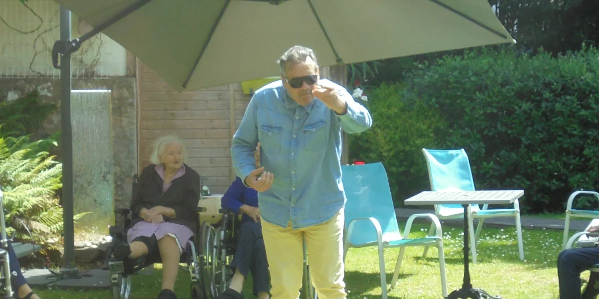 Après-midi pétanque dans le jardin – Adresse et convivialité sous le soleil d'août